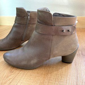 Women's Ecco booties, size 7